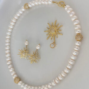 Halskette und Ohrringe aus Perlen und Zirconia