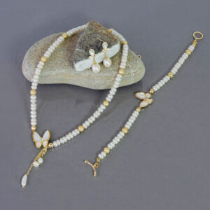 Set aus Perlen mit Schmetterling