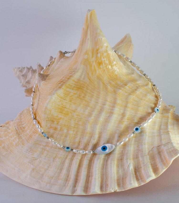 Halsband aus Perlmutt und Perlen