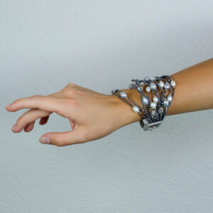 Armband aus echten grauen und weißen Perlen und Teragerz