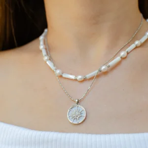 Halskette aus Perlen und Perlmutt mit Kette und Anhänger aus Zirkonium