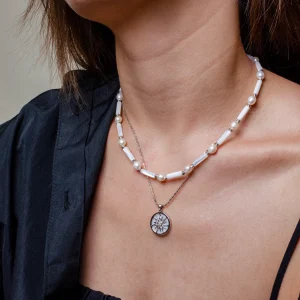 Halskette aus Perlen und Perlmutt mit Kette und Anhänger aus Zirkonium