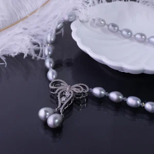 Halskette aus Perlen und Swarovski