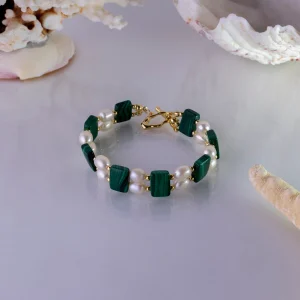 Armband aus Perlen und Malachit.