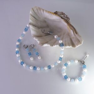 Set aus Aquamarin, Swarovski und Perlen.