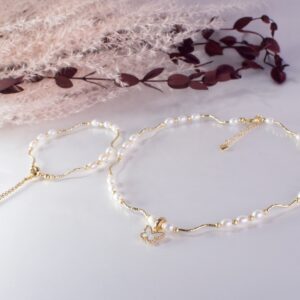 Halskette und Armband aus Perlen