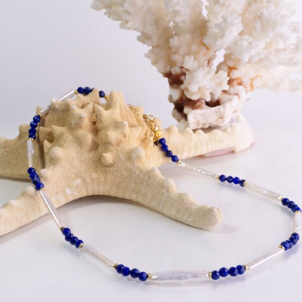 Halskette aus barocken Perlen und Lapislazuli